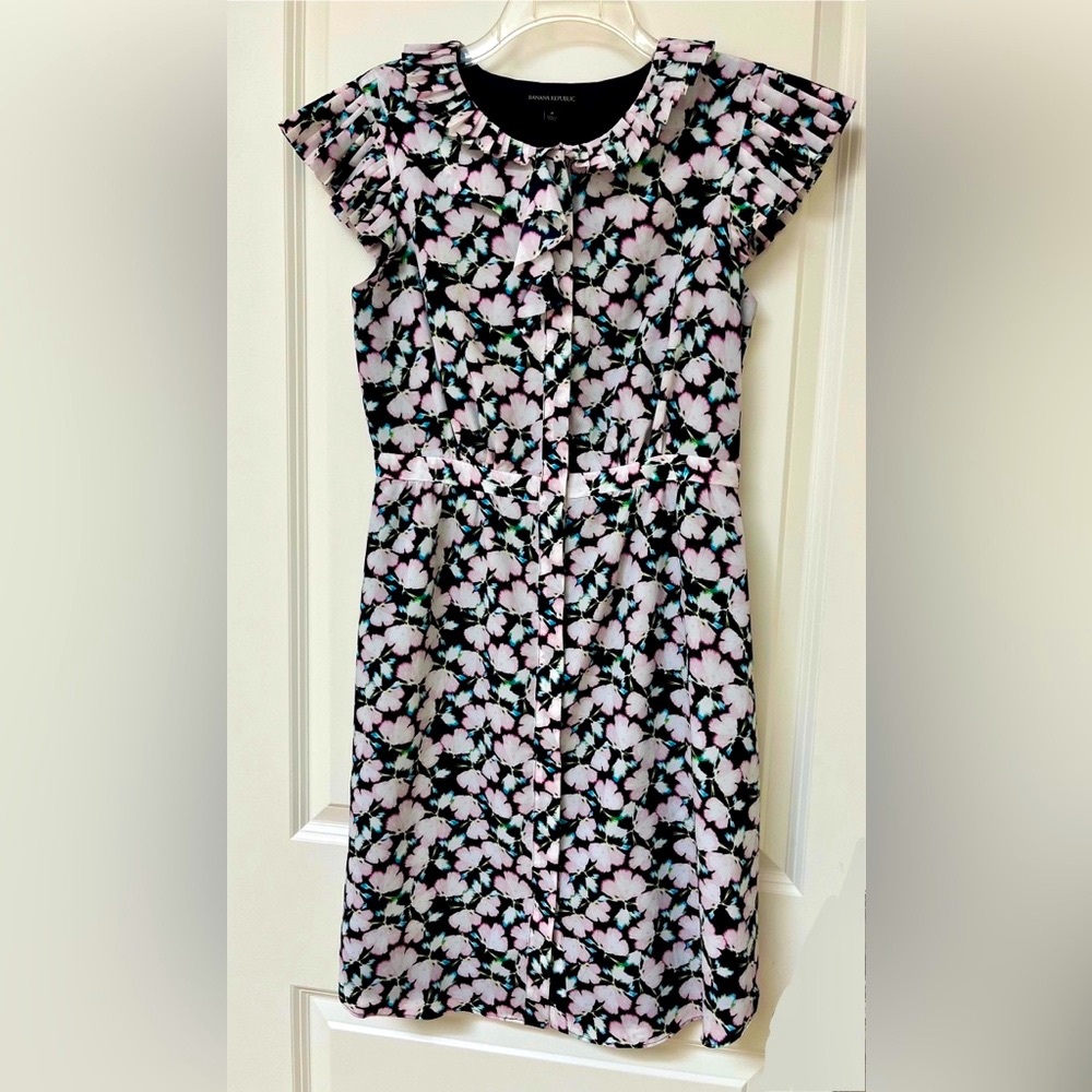 Beautiful Banana Republic Floral Ruffle Sleeve Dress